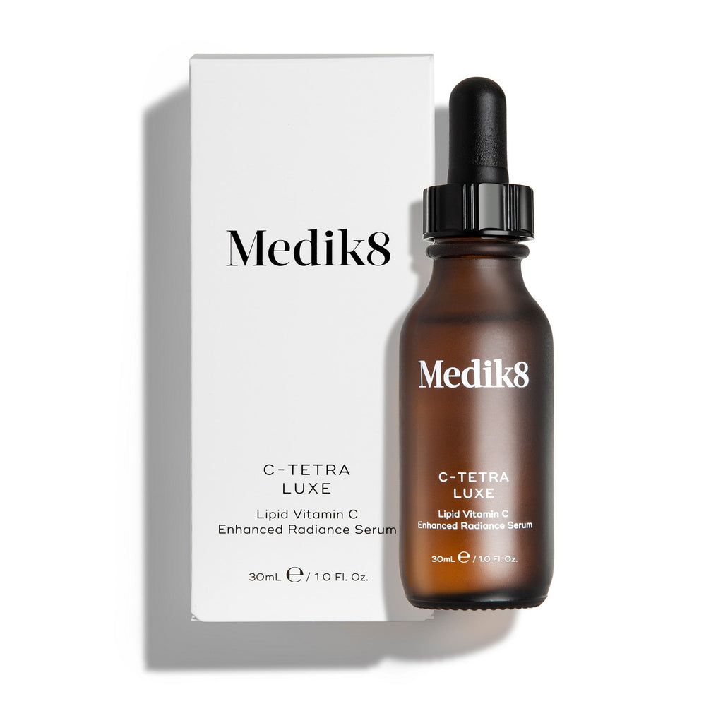 Butelka Medik8 C-Tetra Eye Lipid Vitamin C Radiance Serum stoi przed białym opakowaniem zewnętrznym na czystym białym tle.
