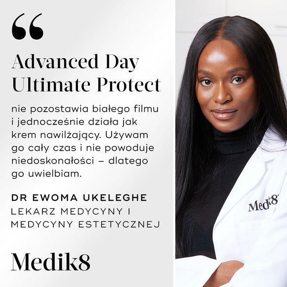 Testimonial przedstawiający portret dr Ewomy Ukeleghe, lekarza medycyny estetycznej i kosmetycznej, w białym fartuchu z logo Medik8. Tekst zawiera cytat: „Advanced Day Ultimate Protect nie pozostawia białego filmu i pełni również funkcję kremu nawilżającego. Używam go cały czas i nie powoduje u mnie wyprysków – dlatego go uwielbiam.”
-hover-11