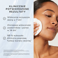 Modelka aplikuje tonik przy użyciu płatka kosmetycznego, obok widoczna jest lista „Proven Results”, obejmująca: „7 days to clarified, healthier-looking skin*” oraz „38% reduction in visible blemishes**”.
