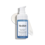 Butelka serum Medik8 Niacinamide Peptides z białą pompką, stojąca na białej powierzchni, za którą widoczna jest smuga białego serum.