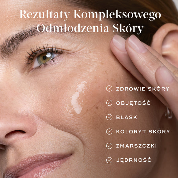 Zbliżenie na uśmiechniętą kobietę dotykającą policzka, na który nałożono serum Medik8 exo PDRN. Zdjęcie zatytułowane „Wyniki kompleksowego odmładzania” przedstawia poprawę kondycji skóry, jej objętości, blasku, kolorytu, zmniejszenie zmarszczek oraz poprawę jędrności.-hover-20