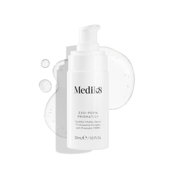 Na białym tle stoi biała butelka z pompką zawierająca serum Medik8 EXO-PDRN Prismatic+ Youthful Vitality Serum, otoczona przezroczystą, błyszczącą smugą o konsystencji serum.-1