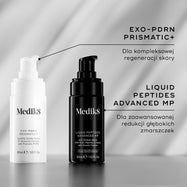Dwie butelki serum marki Medik8 stoją obok siebie na delikatnym szarym tle. Biała butelka EXO-PDRN Prismatic+ jest opisana jako produkt zapewniający ogólne i widoczne odmłodzenie skóry. Czarna butelka Liquid Peptides Advanced MP jest opisana jako produkt służący do widocznego redukowania głębokich zmarszczek.