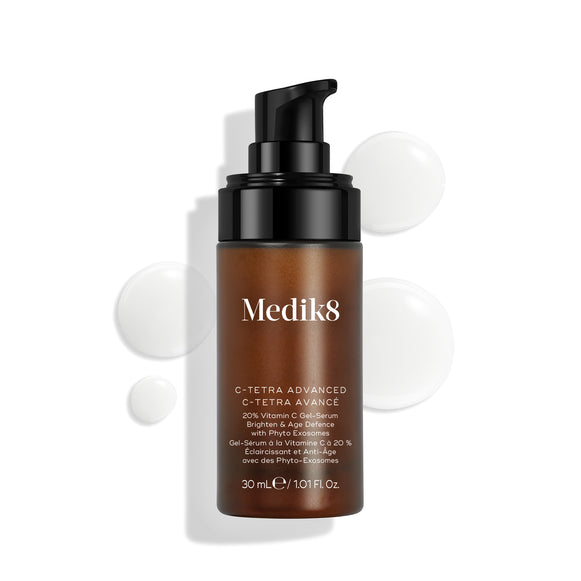 Butelka preparatu Medik8 C-Tetra Advanced przedstawiona na czystym białym tle z półprzezroczystymi kroplami serum, co podkreśla jego lekką konsystencję żelowo-serumową.-4