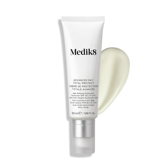 Tubka produktu Medik8 Advanced Day Total Protect prezentuje się na czystym białym tle, a na niej widoczna jest duża smuga kremowego, białego balsamu. Napis informuje, że jest to balsam przeciwstarzeniowy z filtrem SPF 30 i 5-gwiazdkową ochroną przed promieniowaniem UVA, dostępny w opakowaniu o pojemności 50 ml.-25