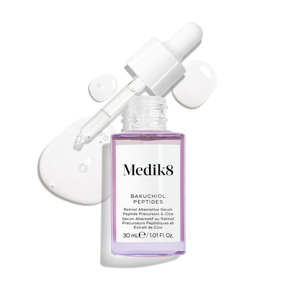 Fioletowa szklana buteleczka z serum „Bakuchiol Peptides” z wyjętym zakraplaczem. Widoczna jest wirująca kropla fioletowego serum, co podkreśla konsystencję produktu.-27