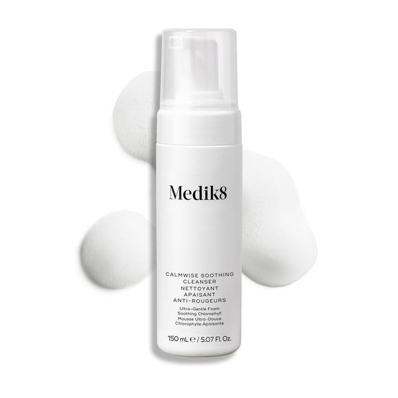 Butelka z pompką Medik8 Calmwise Soothing Cleanser na białym tle, z widoczną smugą białej pianki za produktem, podkreślającą jego konsystencję.
-30