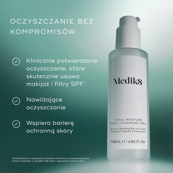 Butelka żelu do codziennego oczyszczania skóry Medik8 Total Moisture z panelem informacyjnym opisującym kluczowe zalety, w tym skuteczne usuwanie makijażu i filtrów przeciwsłonecznych, oczyszczanie z naciskiem na nawilżenie oraz wsparcie dla bariery ochronnej skóry-hover-2