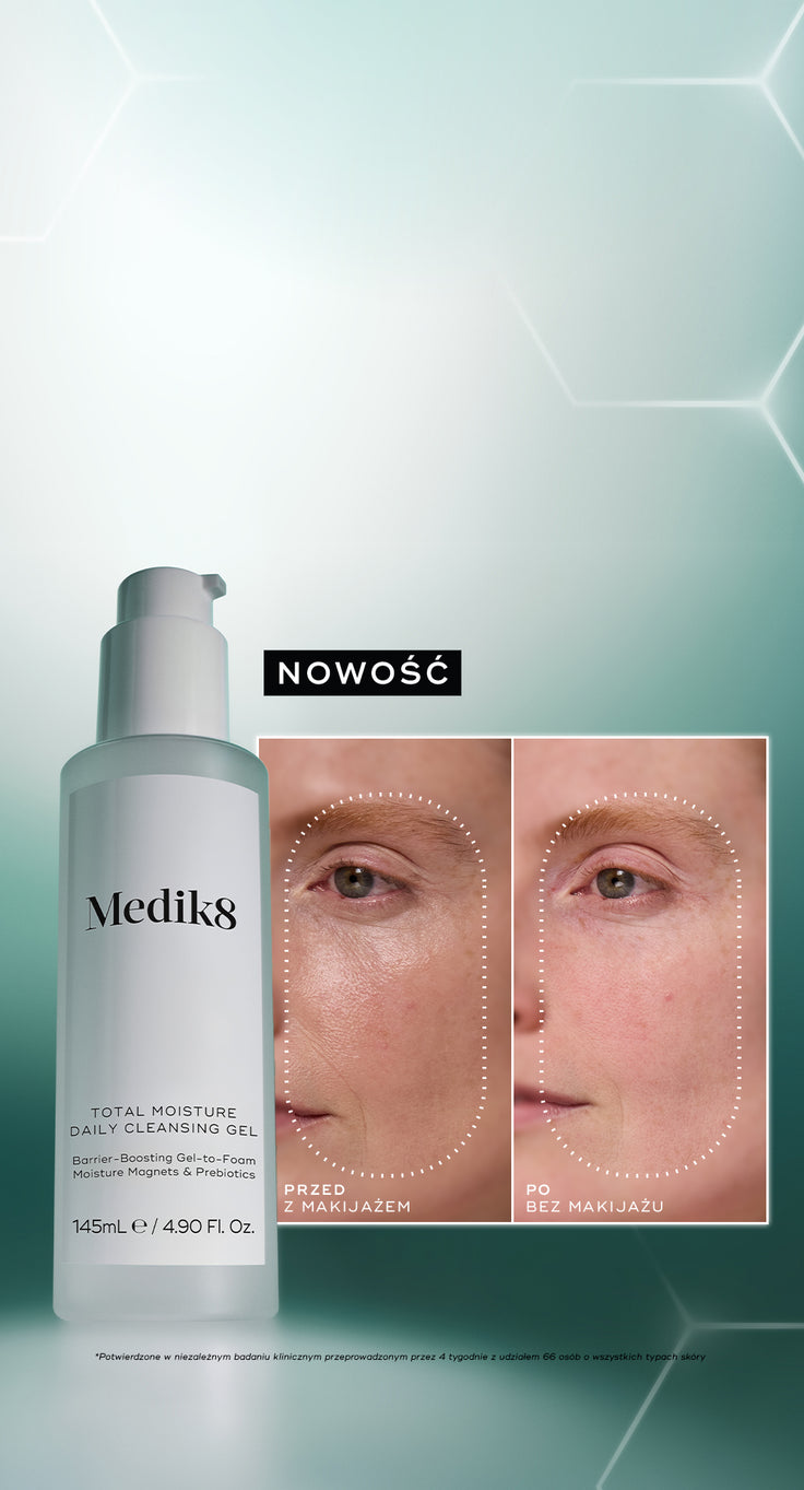 Medik8 Total Moisture Daily Cleansing Gel zobrazený vedľa fotografií pleti pred a po použití, spolu s textom vyzdvihujúcim klinicky overené čistenie v jednom kroku a účinné odstránenie make-upu a opaľovacieho krému.