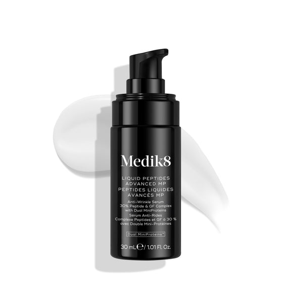 Butelka serum Medik8 Liquid Peptides Advanced MP z nagrodami na białym tle-3