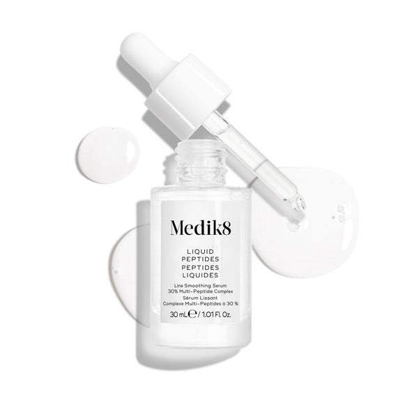 Przedstawiono przezroczystą szklaną buteleczkę z serum Liquid Peptides z zakraplaczem, który został wyjęty i leży obok niej, a także krople serum, które pokazują konsystencję produktu-10