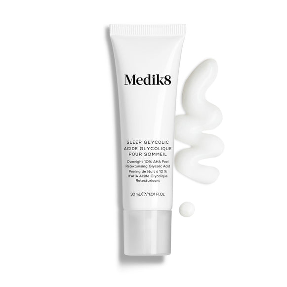 Butelka Medik8 Sleep Glycolic stoi na czystym białym tle z falistą smugą oraz małą kroplą białej konsystencji kremu. Tekst identyfikuje produkt jako 30 ml nocny peeling AHA o przedłużonym uwalnianiu do stosowania w domu.-29
