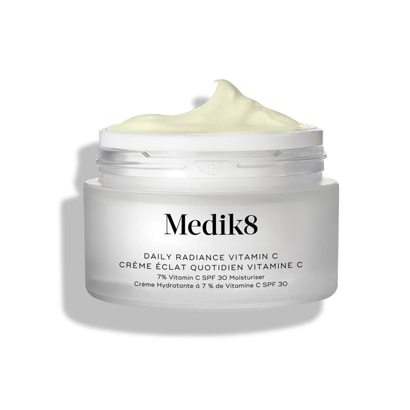 Na zdjęciu widać otwarty szklany słoiczek z kremem Medik8 Daily Radiance Vitamin C, na którego powierzchni widoczna jest spora warstwa jasnożółtego kremu. Napis informuje, że jest to krem nawilżający 2 w 1 C-Tetra Cream SPF 30 o pojemności 50 ml.-16