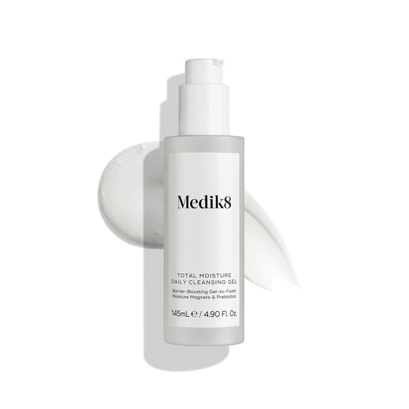Zdjęcie produktowe żelu do codziennego oczyszczania skóry Medik8 Total Moisture na czystym białym tle, podkreślające butelkę produktu oraz minimalistyczne opakowanie.-2