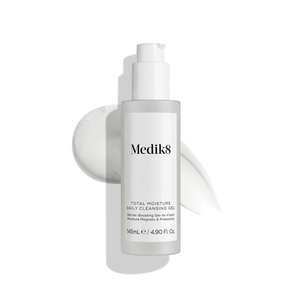 Zdjęcie produktowe żelu do codziennego oczyszczania skóry Medik8 Total Moisture na czystym białym tle, podkreślające butelkę produktu oraz minimalistyczne opakowanie.
