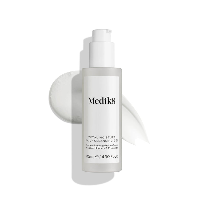 Zdjęcie produktowe żelu do codziennego oczyszczania skóry Medik8 Total Moisture na czystym białym tle, podkreślające butelkę produktu oraz minimalistyczne opakowanie.